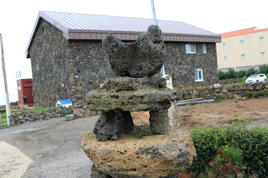 Maison Sondemul Guesthouse Jeju Bagian luar foto