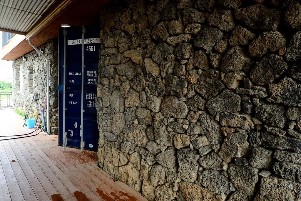 Maison Sondemul Guesthouse Jeju Bagian luar foto